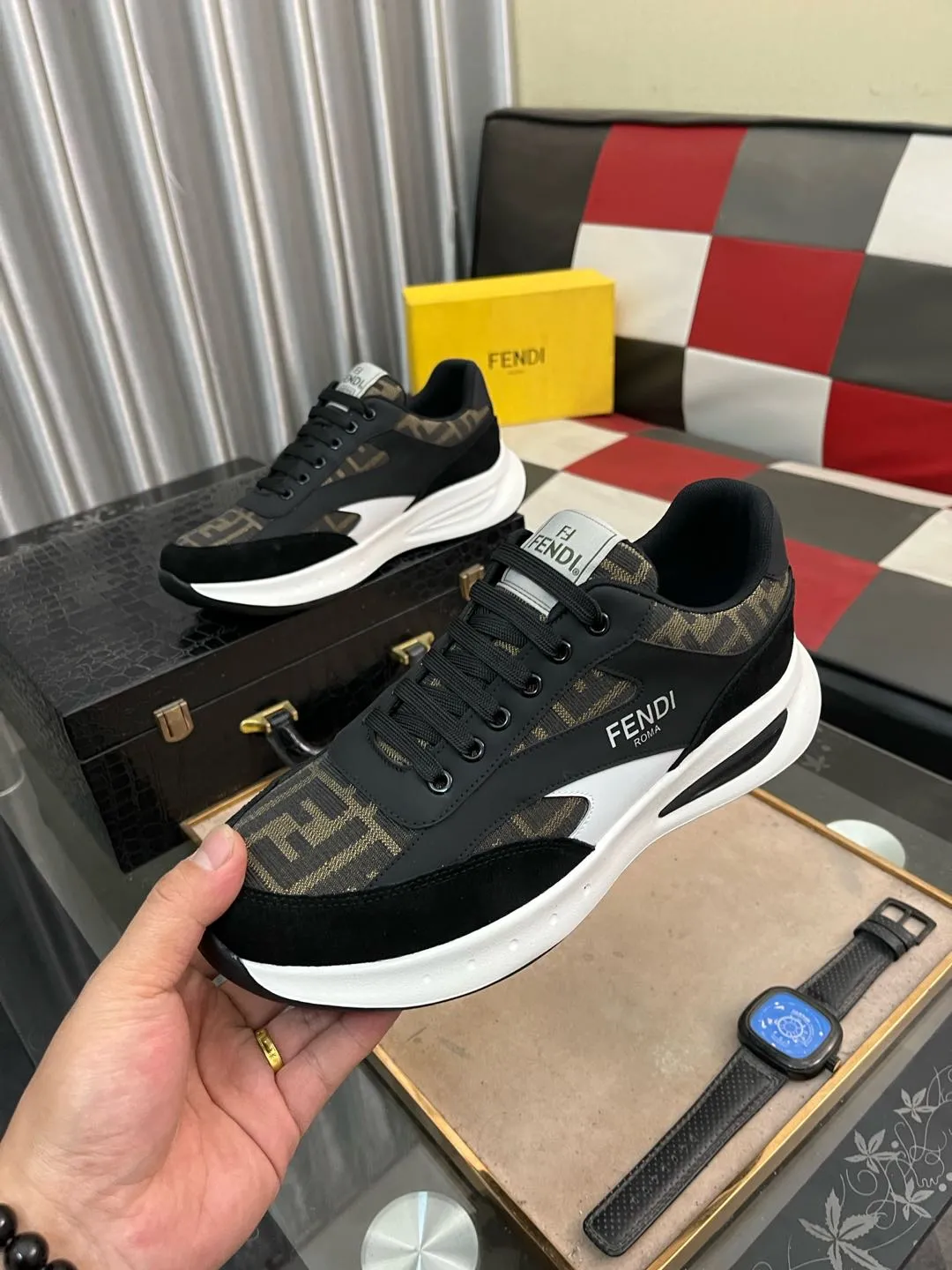 Men's Men's Shoes💰440⌚️⌚️[fendi] Fendi's classic and comfortable men's, this complex sneaker is made of soft calfskin➕genuine leather lining➕original ultra-light rubber material with rough outsole. This unique light style is suitable for the casual and refined sensibility of this season. It is comfortable and natural on the feet. It is an everyday style for casual travel in autumn and winter! 38−443️⃣colors available